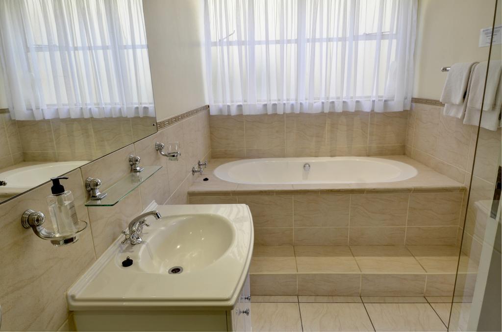 Luxuriöses Doppel- oder Zweibettzimmer mit Badewanne und Dusche